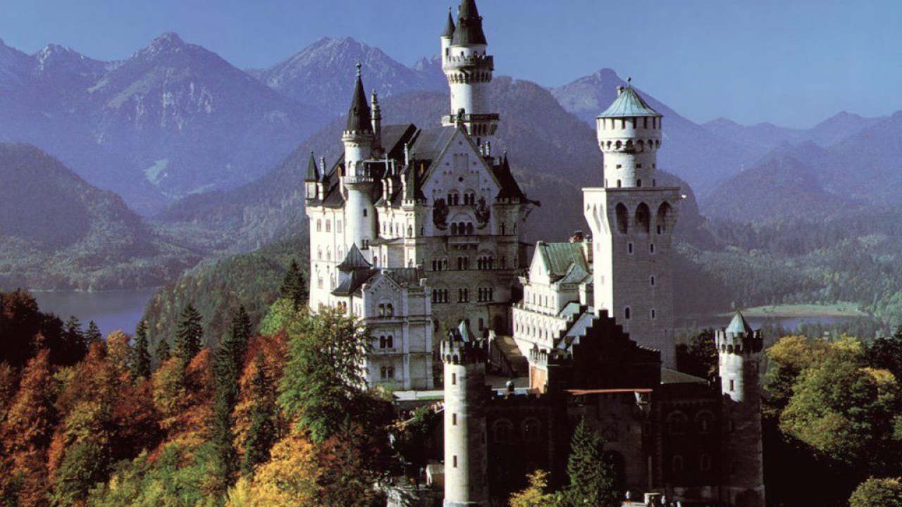 Красивый замок в горах