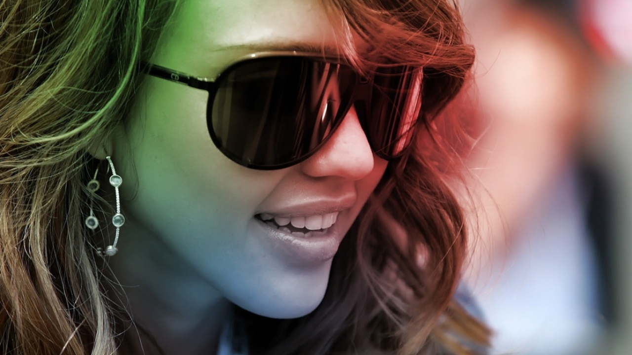 Девушка в солнечных очках