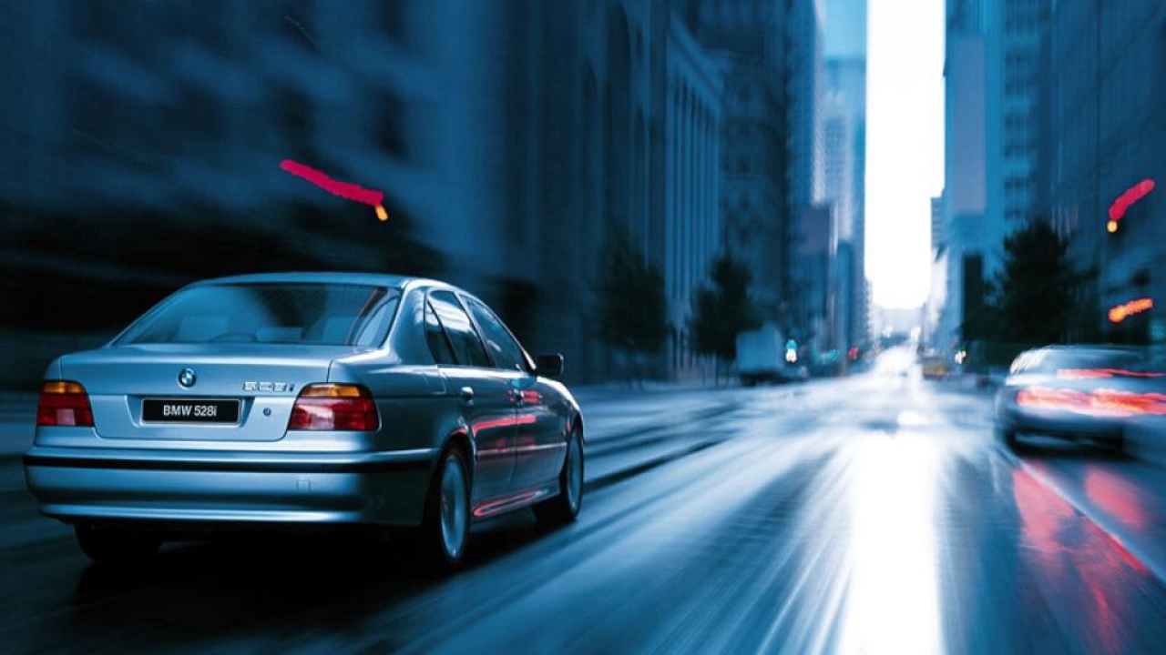 В движении BMW 528i