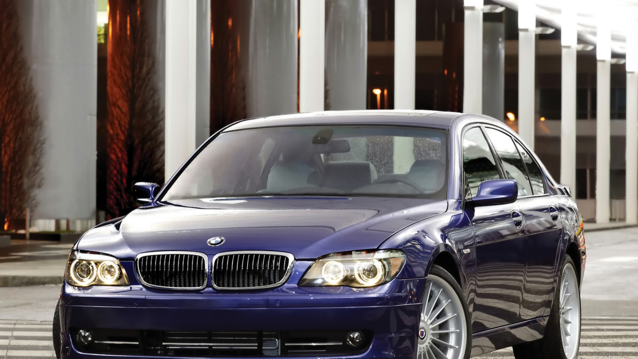 Перед синей BMW Alpine