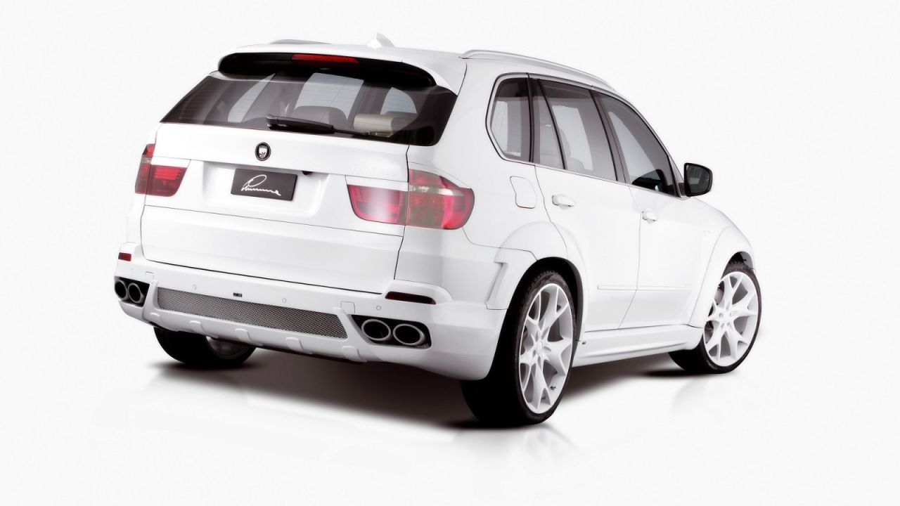 Белый БМВ Lumma