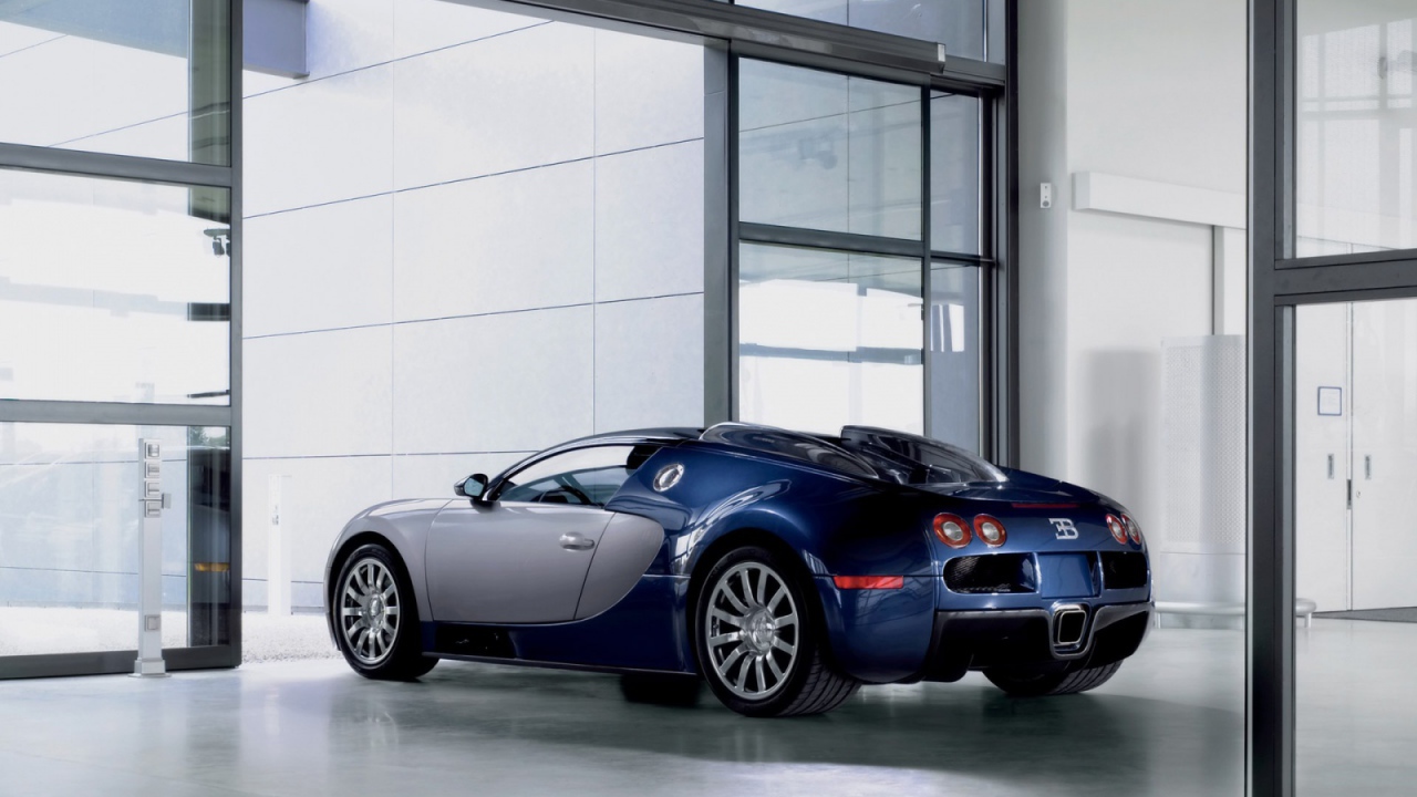 Синий Bugatti Veyron