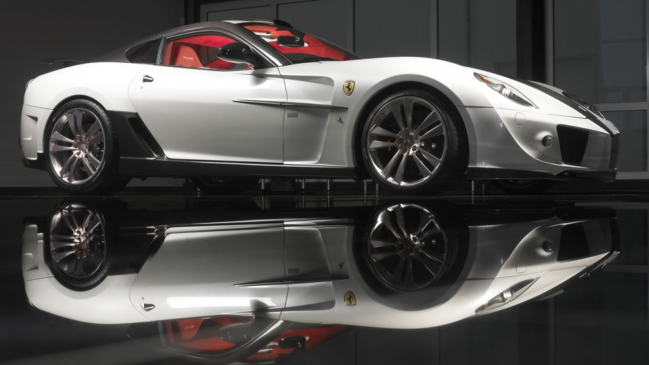 Белый Ferrari 599 GTB вид сбоку