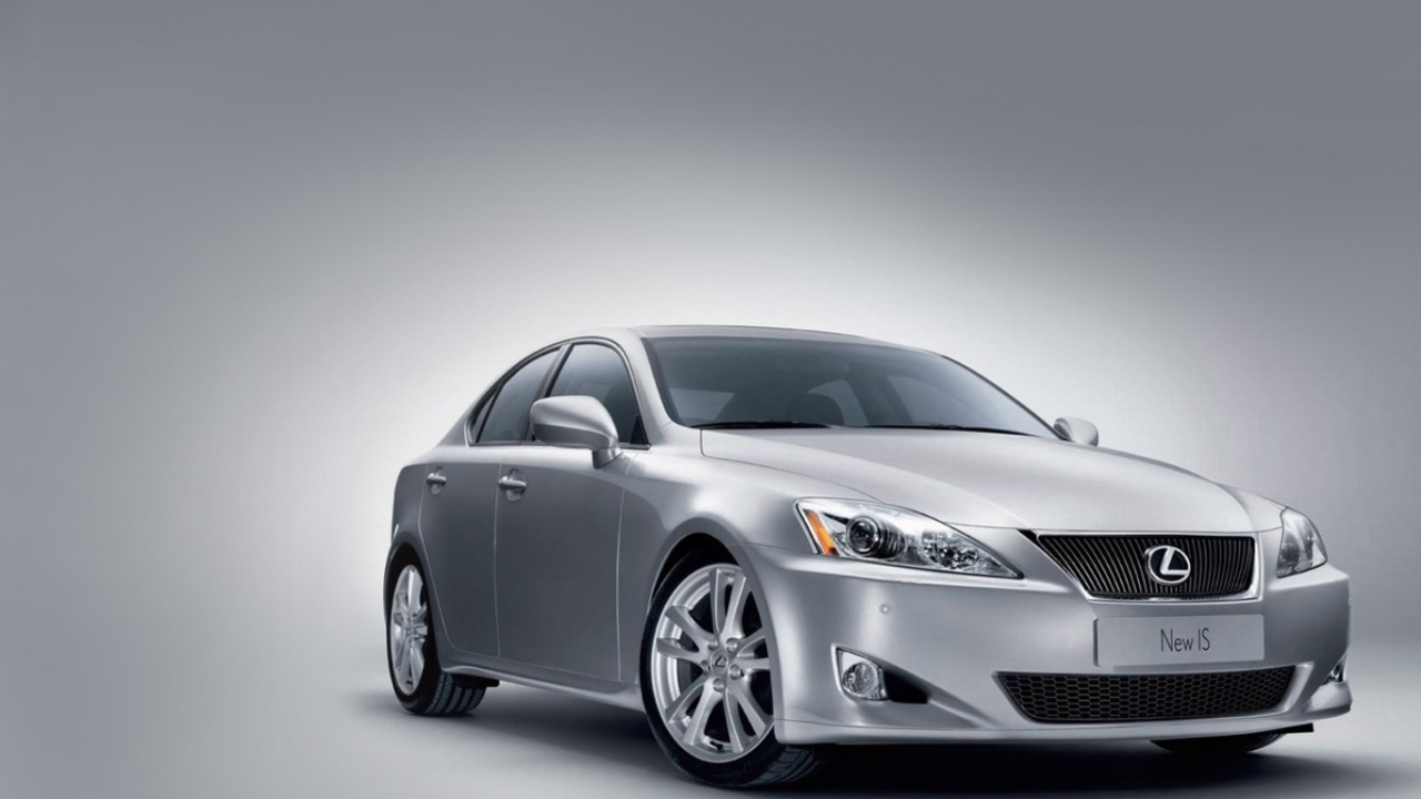 Lexus IS перед