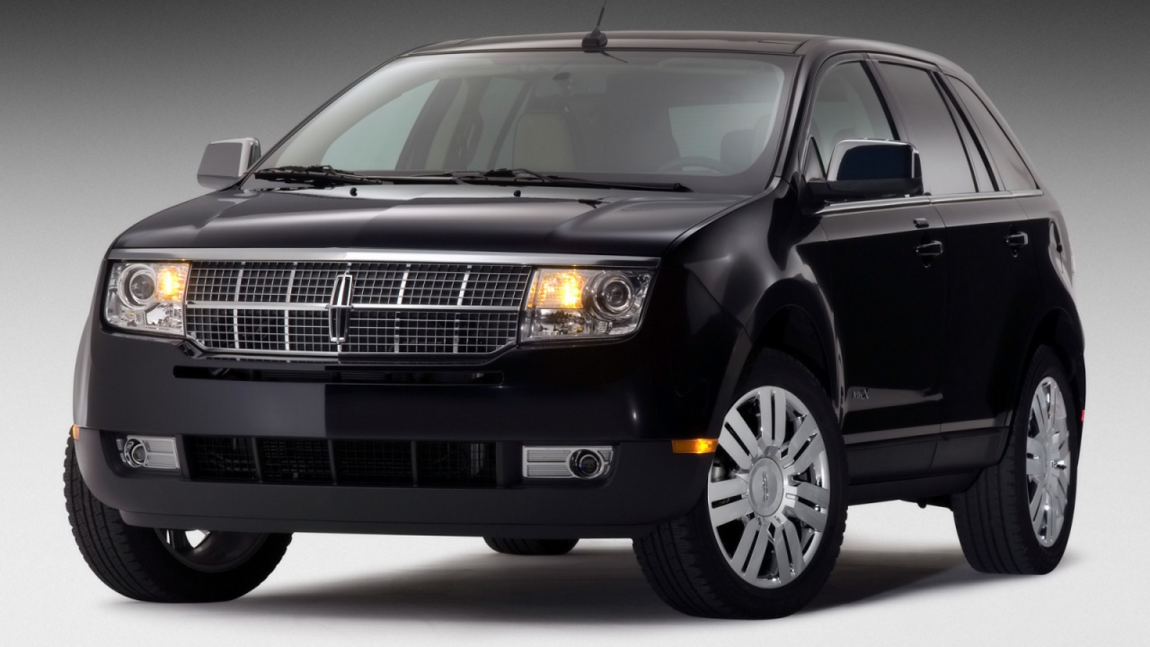 Черный Lincoln 2008 года