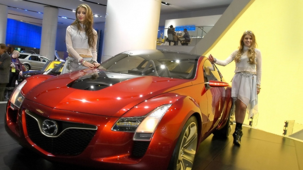 Mazda Kabura и девушки