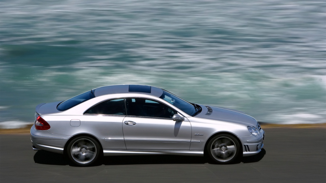 Крутой автомобиль Mercedes CLK