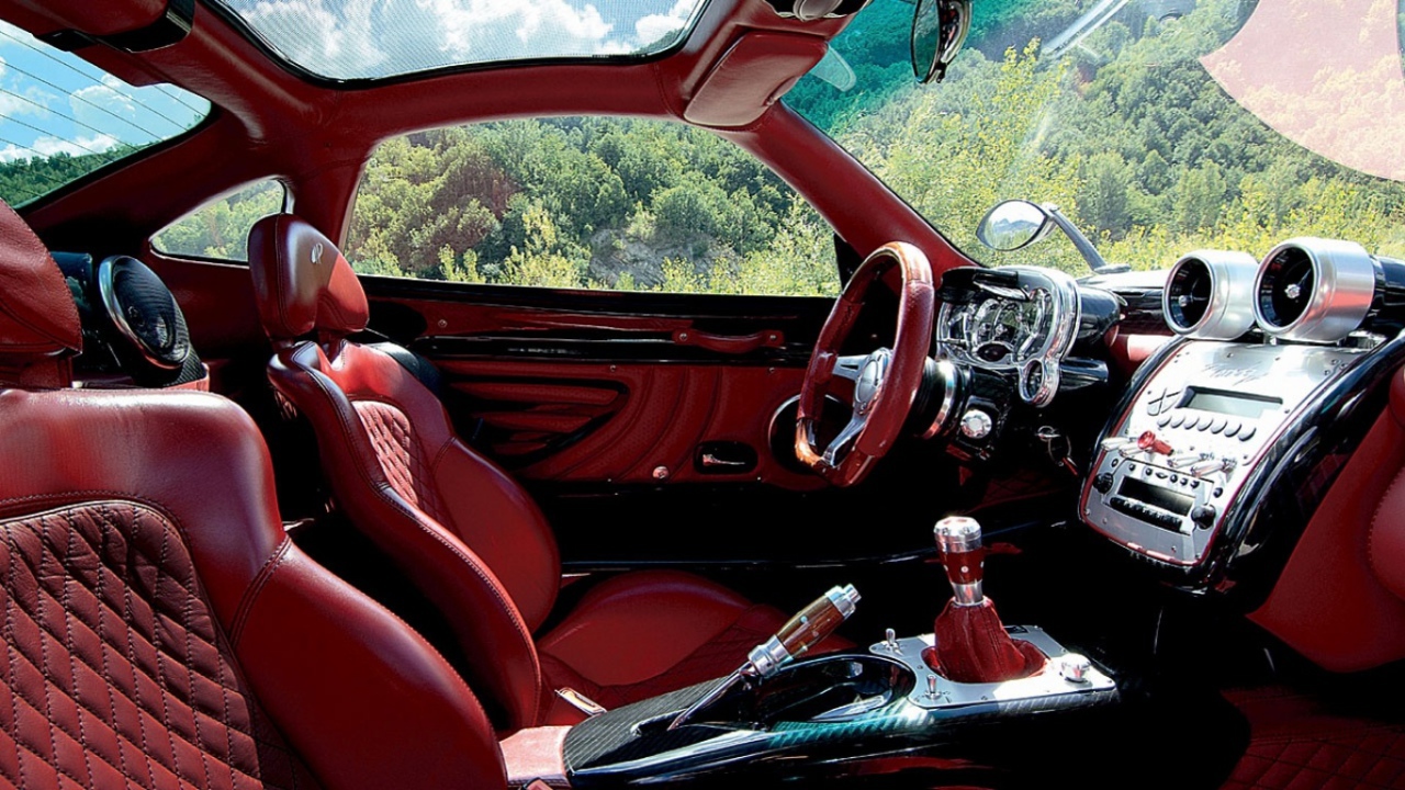 Крутой салон автомобиля Zonda STop Gear