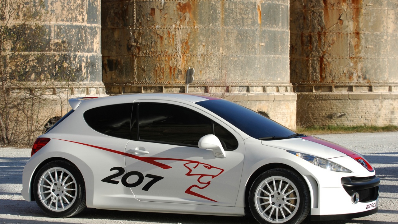 Белый Peugeot 207