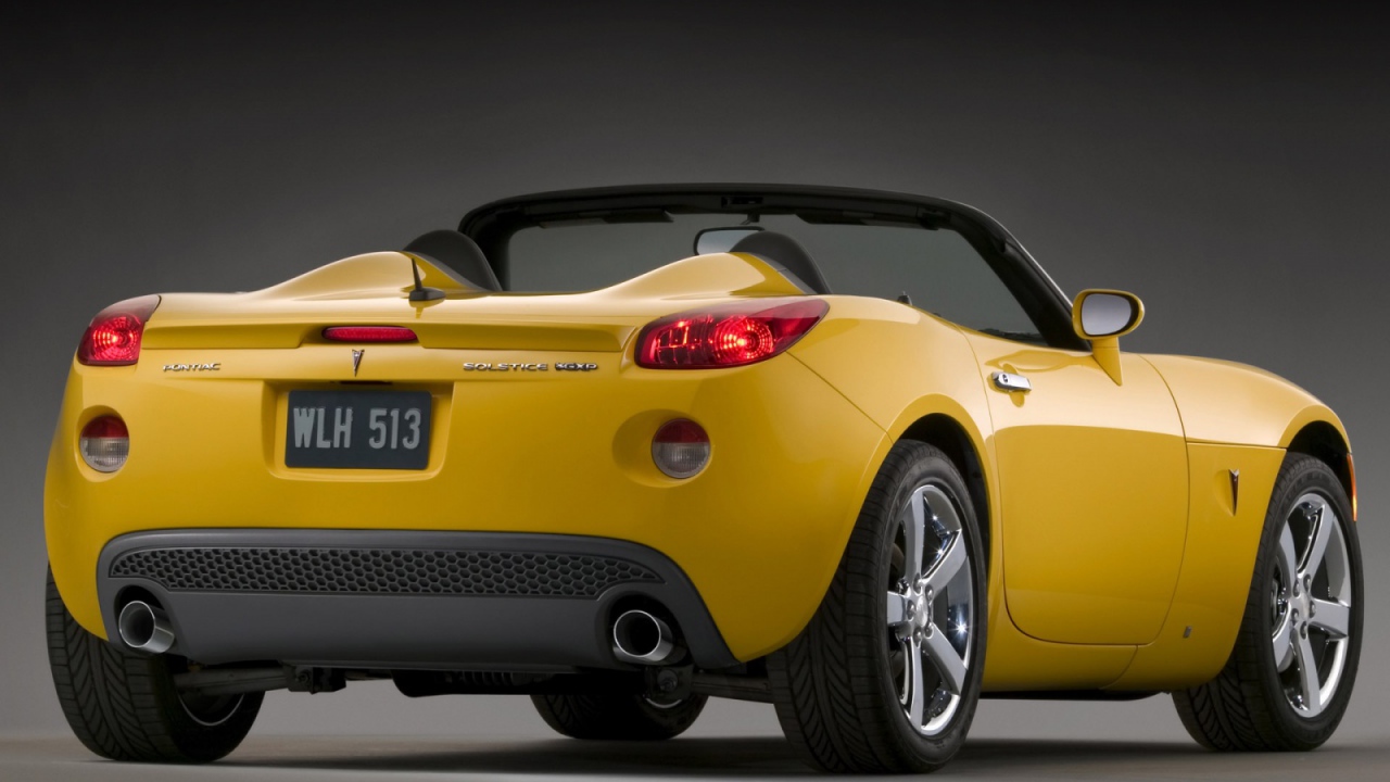 Желтый Pontiac Solstic