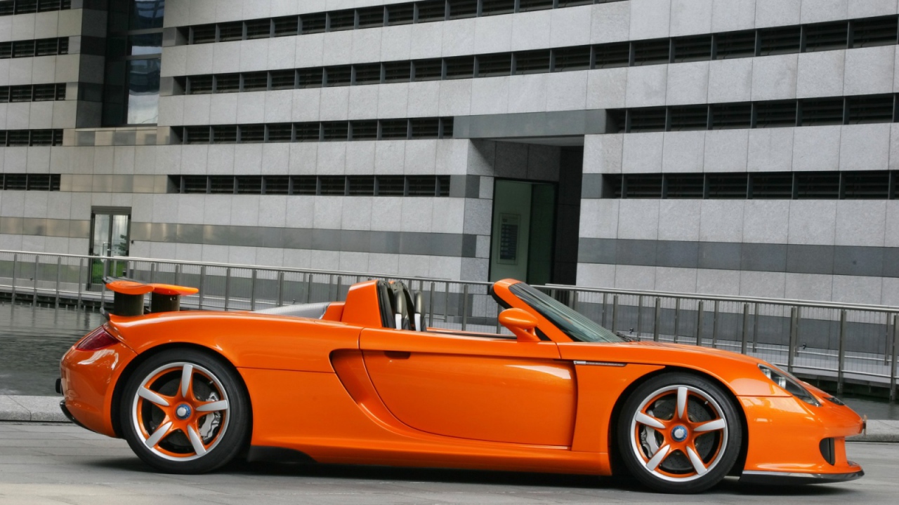 Оранжевый Porsche Carrera