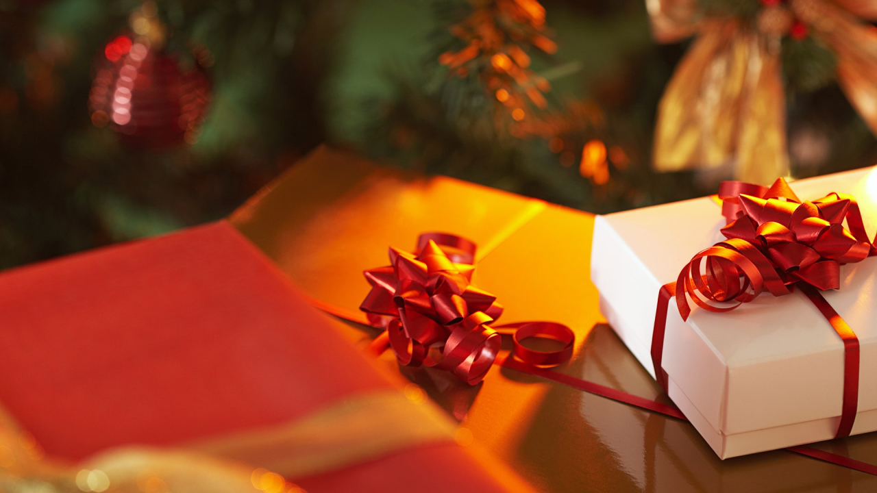 Подарочки под елкой