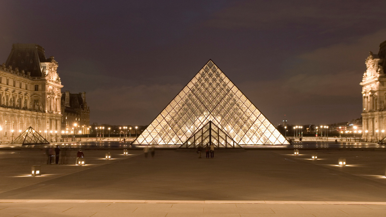 Пирамида Лувра