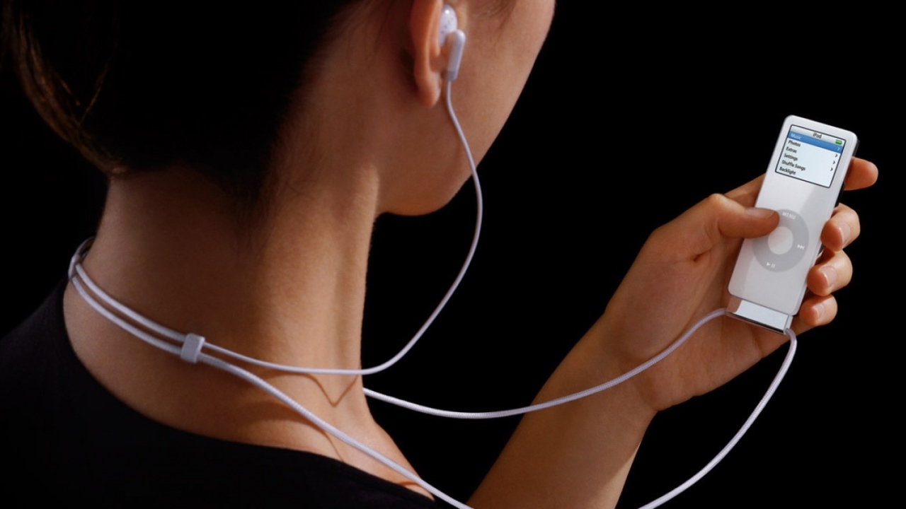 Девушка с iPod Nano