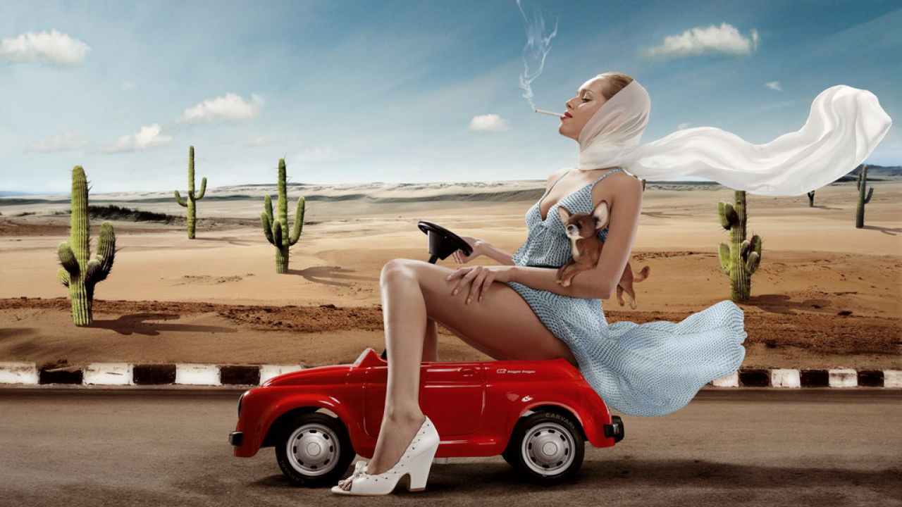 Девушка в красном автомобиле