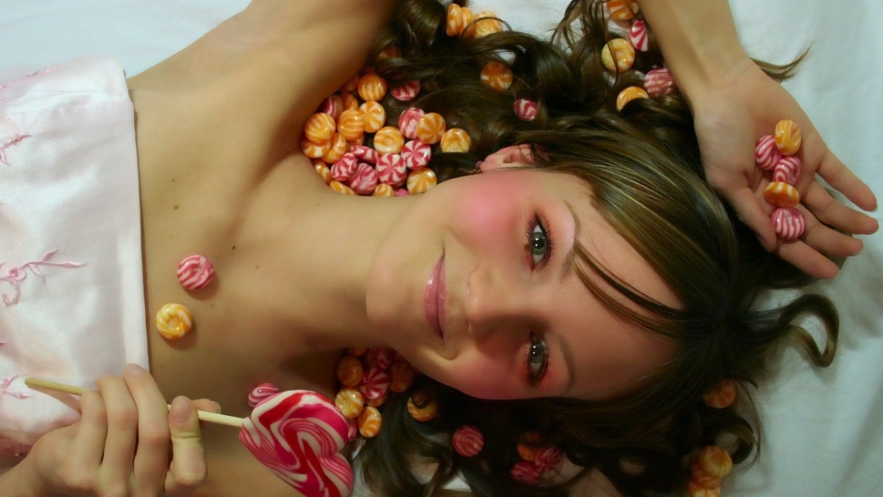 Девушка с конфетами