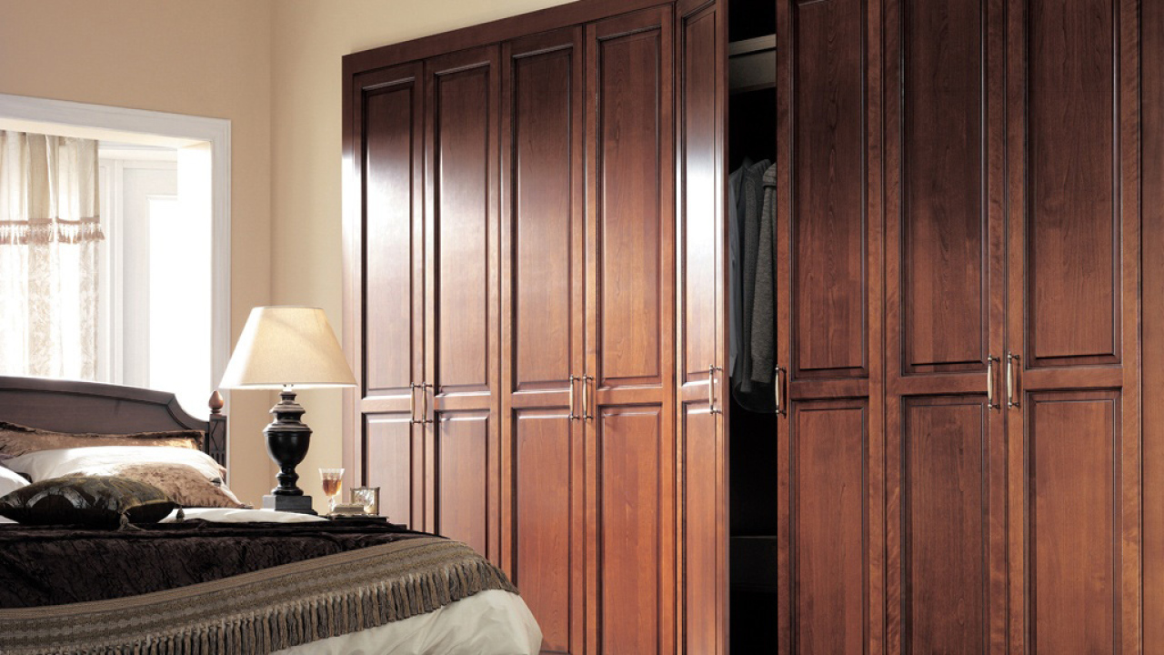 Классический шкаф для спальни