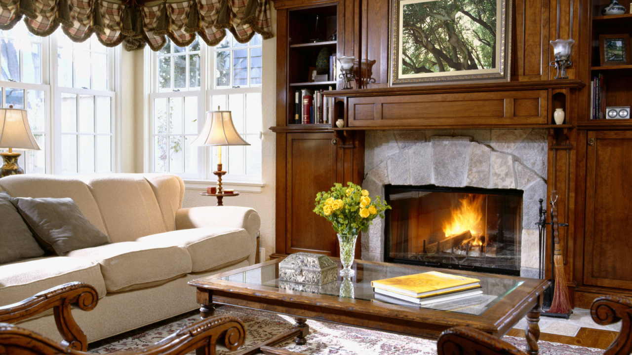 Интерьер зала с камином