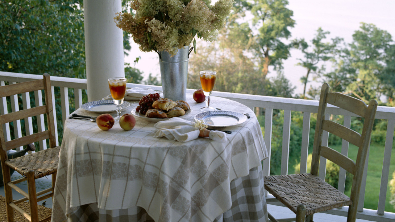 Столик на балконе