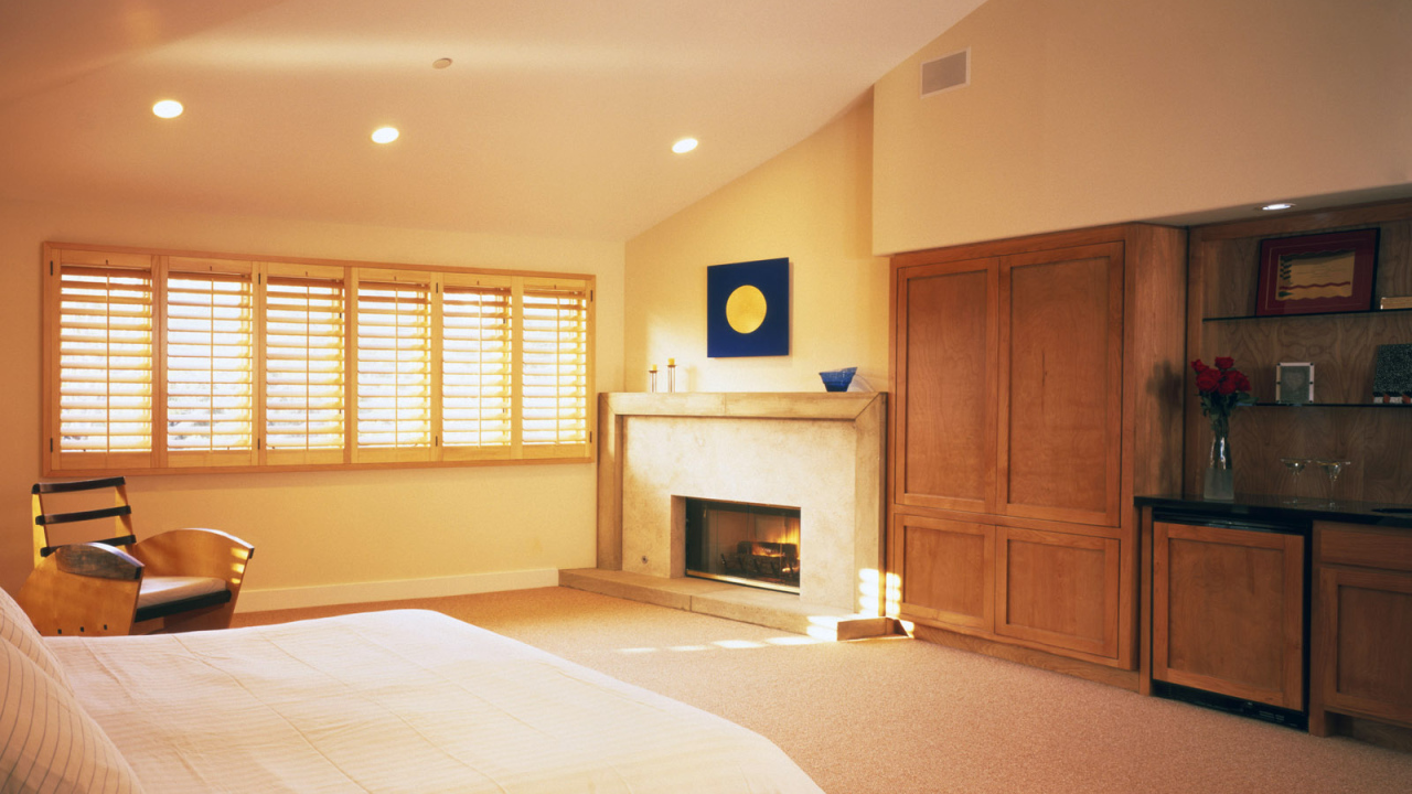 Просторная спальня с камином