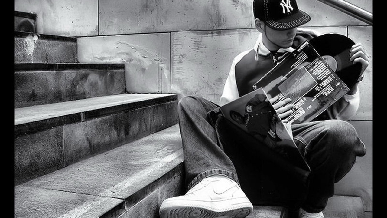 Парень с пластинкой