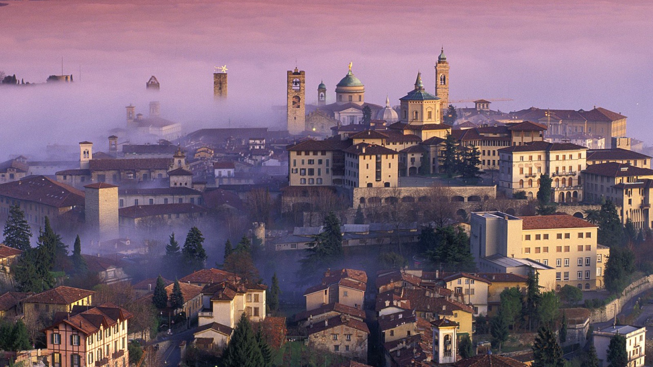 Город в тумане, Италия