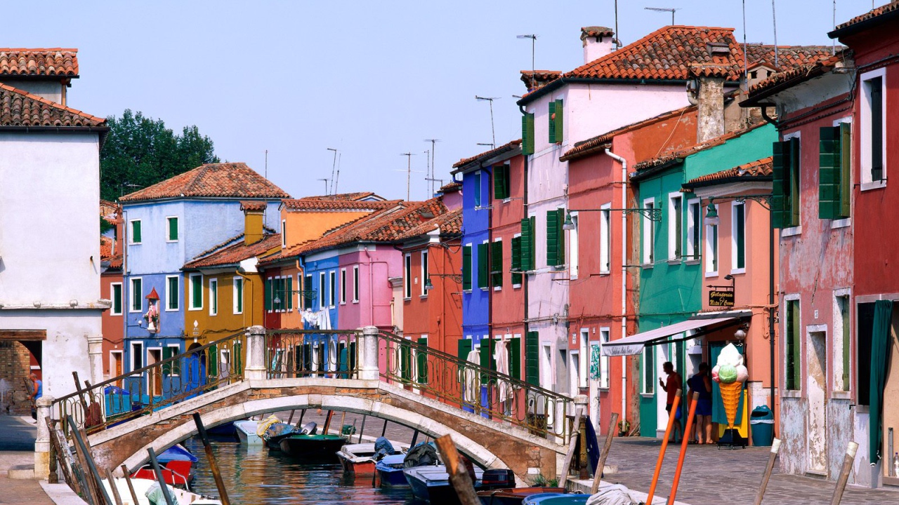 Речная улица, Италия