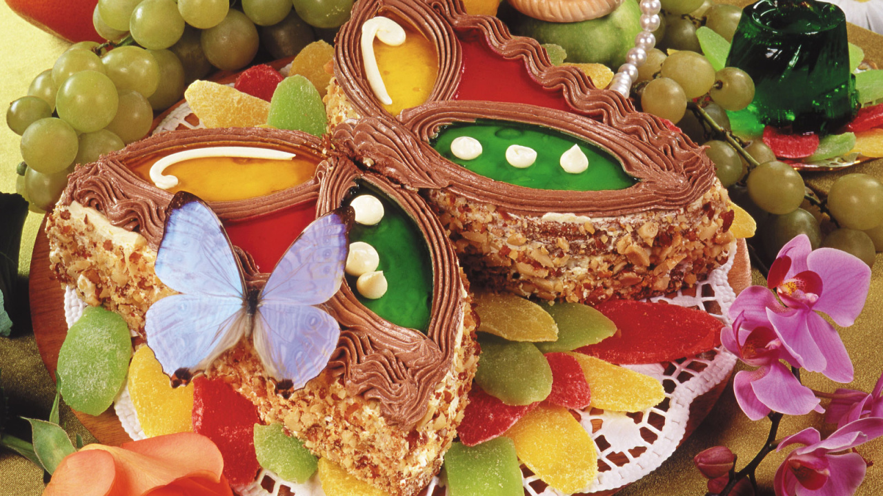 Бабочка на пироге