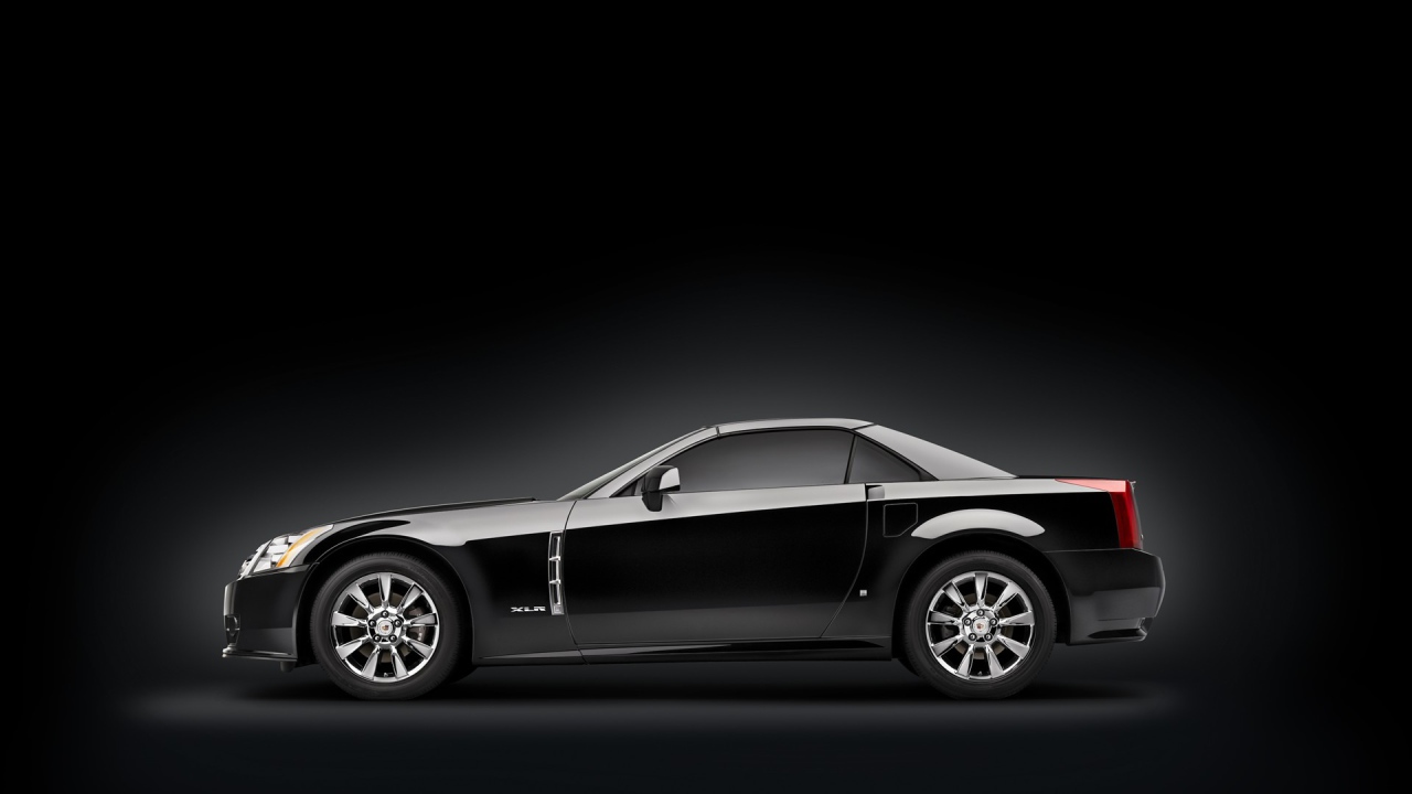 Красивая черная иномарка