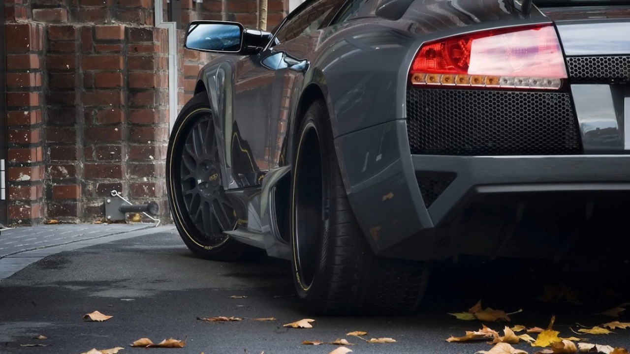 Припаркованный спорткар