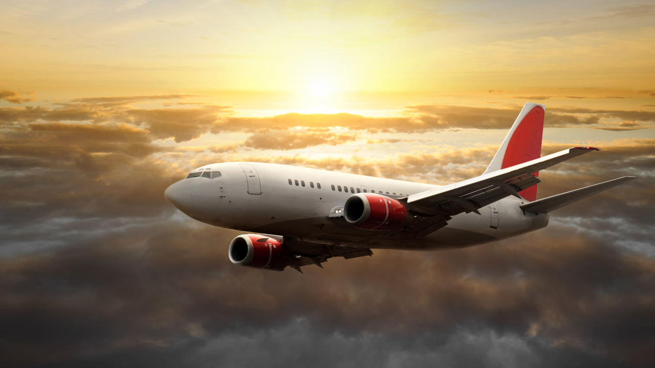 Самолет в небе над облаками