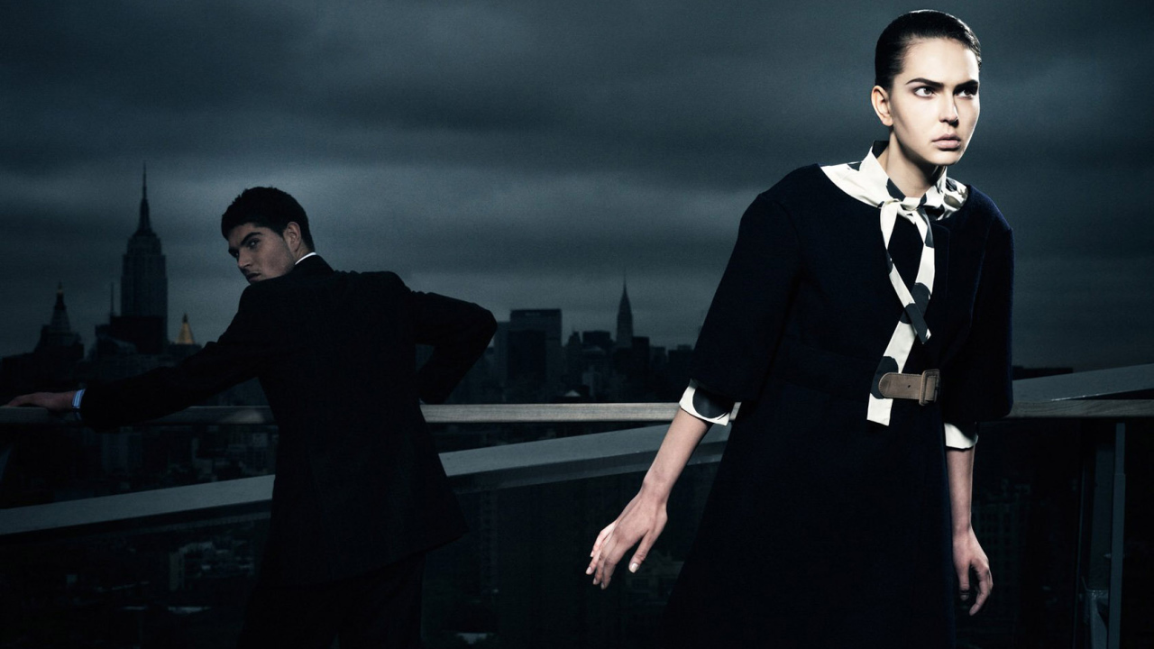 За нами следят