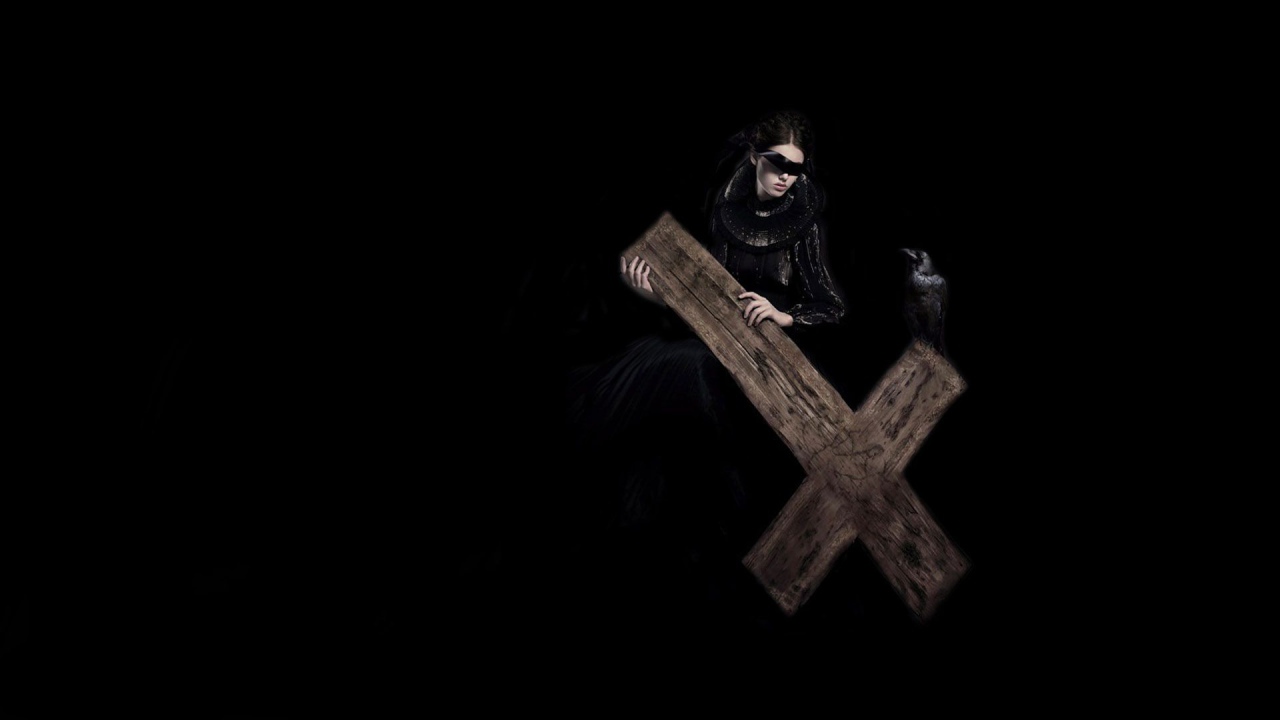 Дама с крестом
