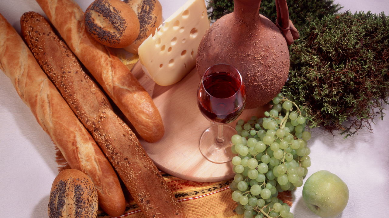 Французские булочки с сыром и вином
