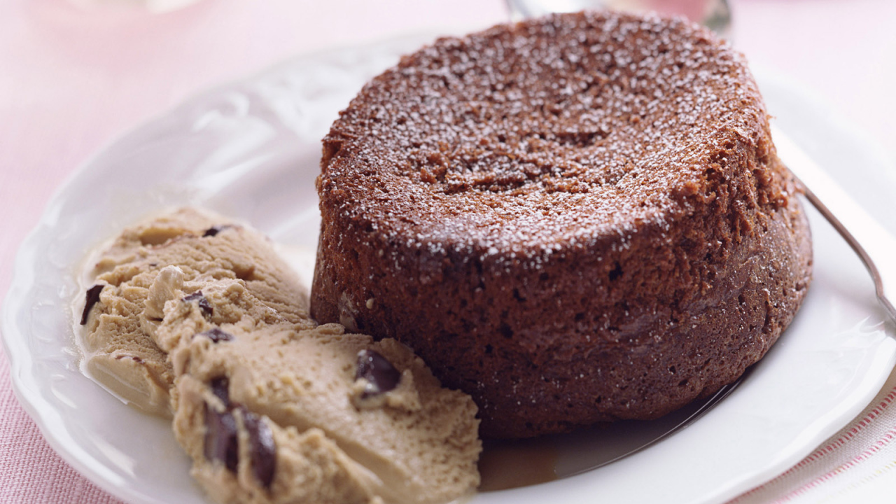 Вкусное шоколадное пирожное