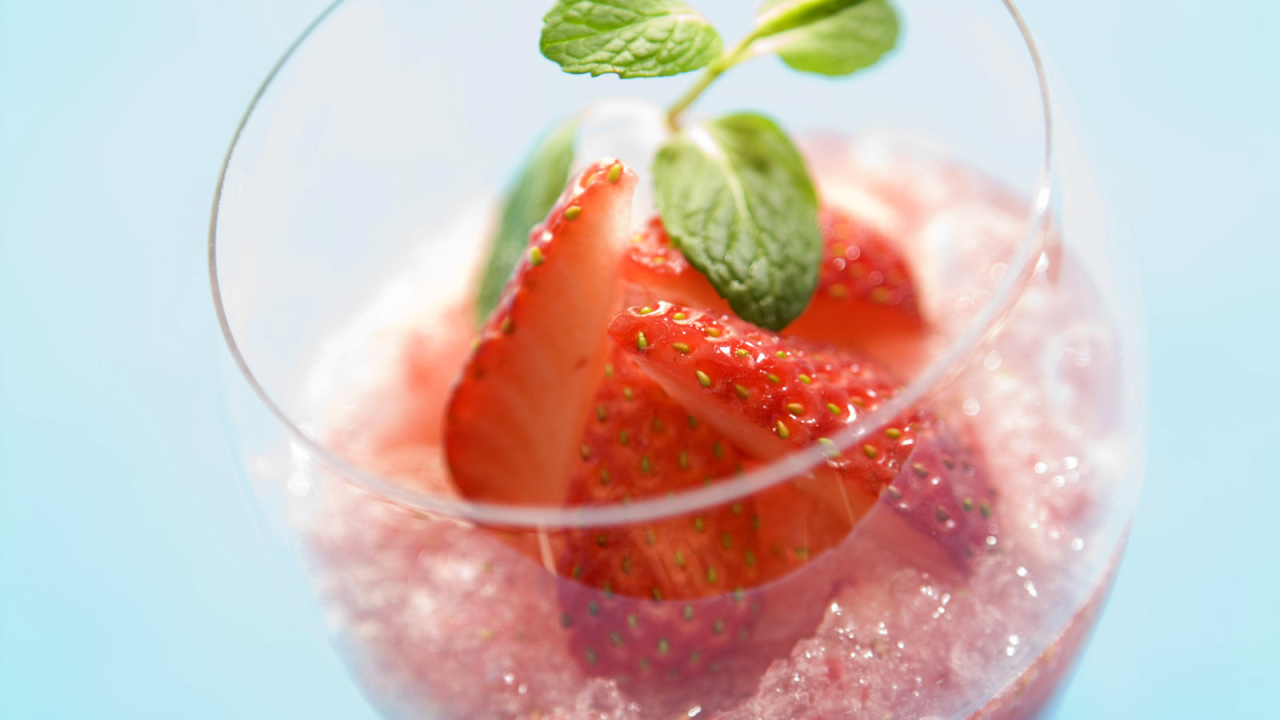 Мороженое с клубникой