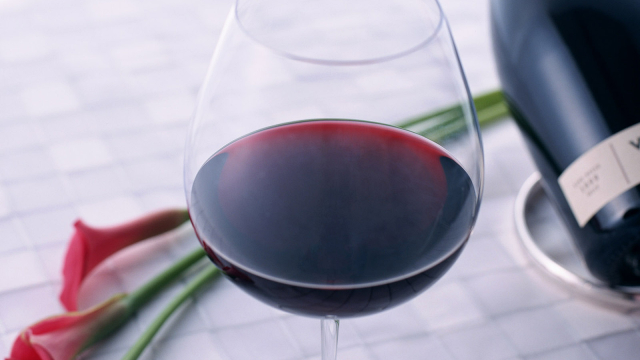 Бокал вина на столе