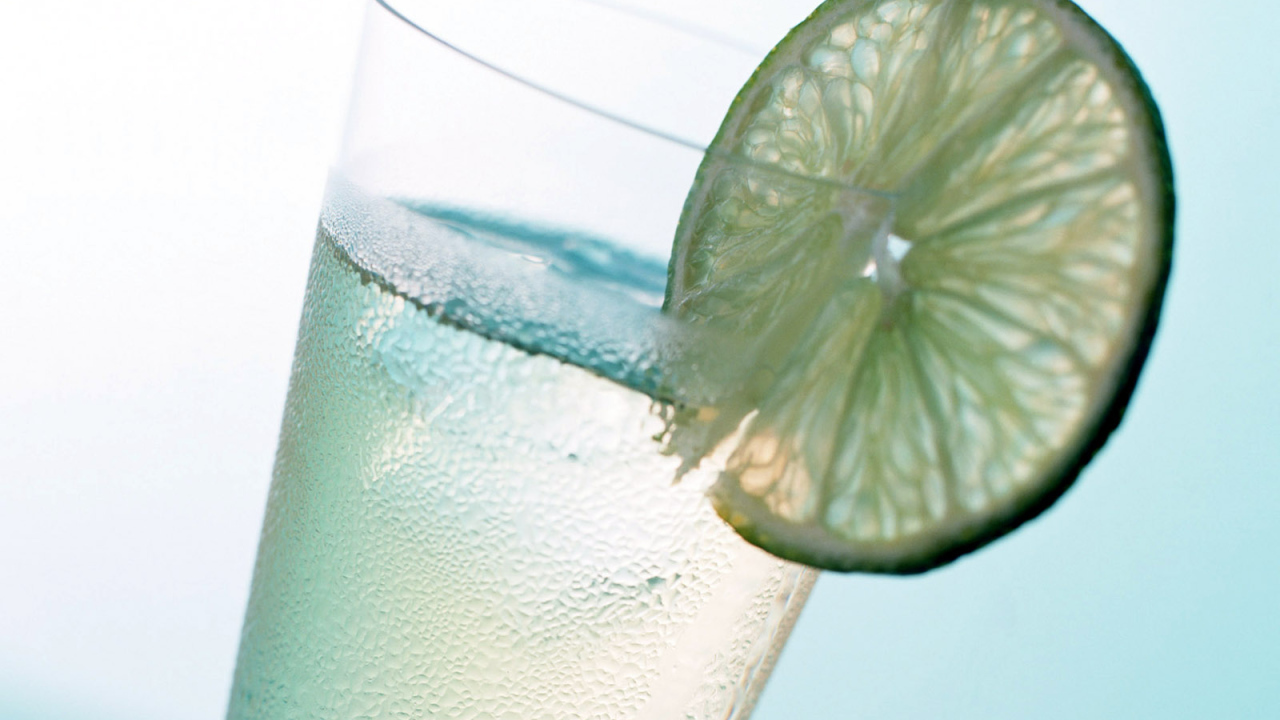 Прохладный напиток с лимоном