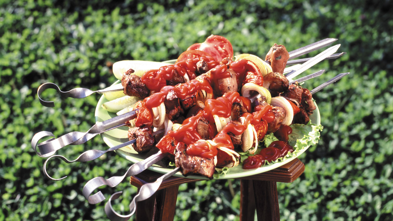 Блюдо с шашлыком барбекю