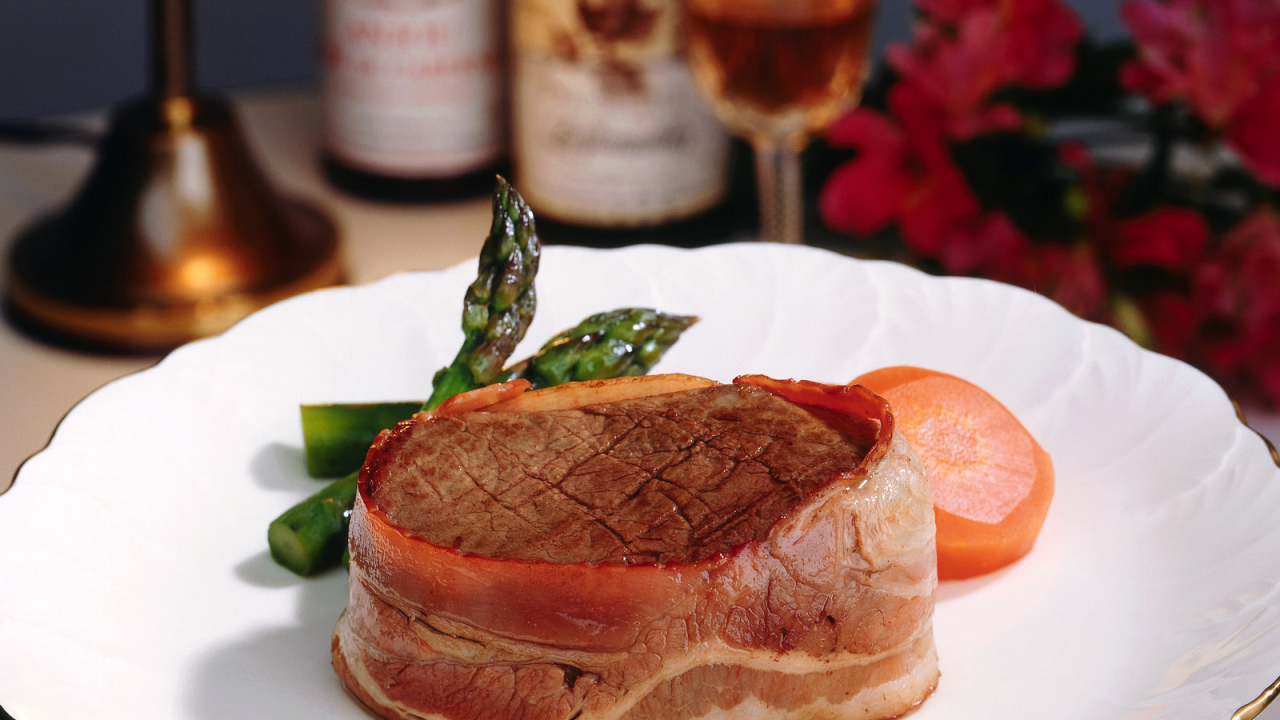 Большой кусочек жаренного мяса