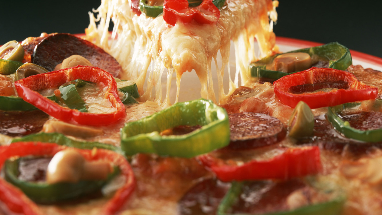 Горячая пицца с перцем