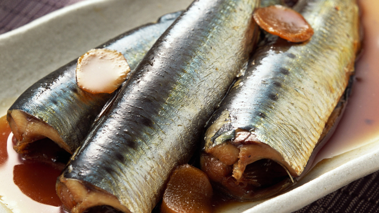 Рыба с кусочками яблока