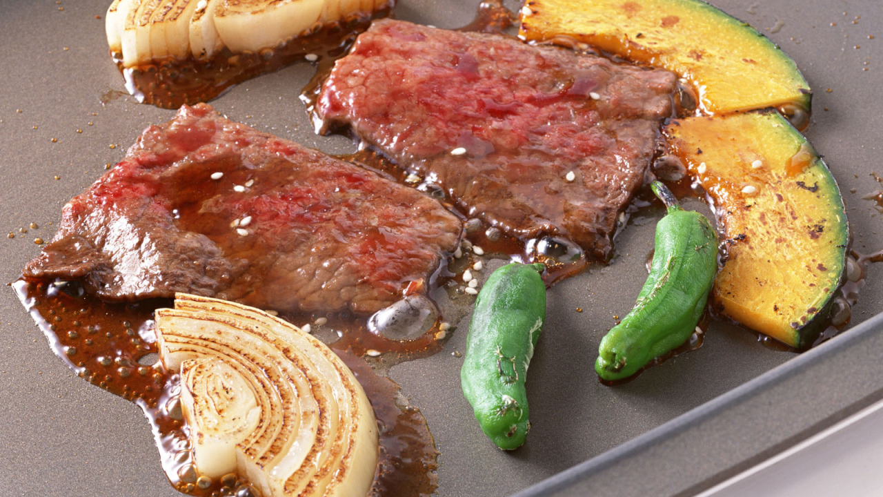 Куски рыбьего мяса на плите