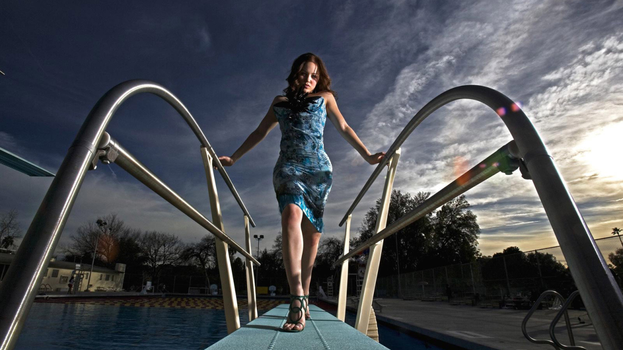 Красавица у бассейна