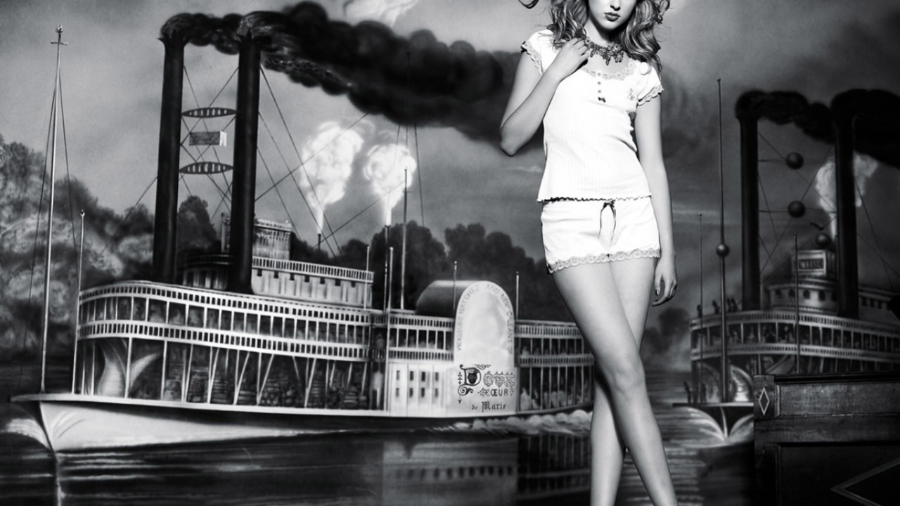 Девушка у реки