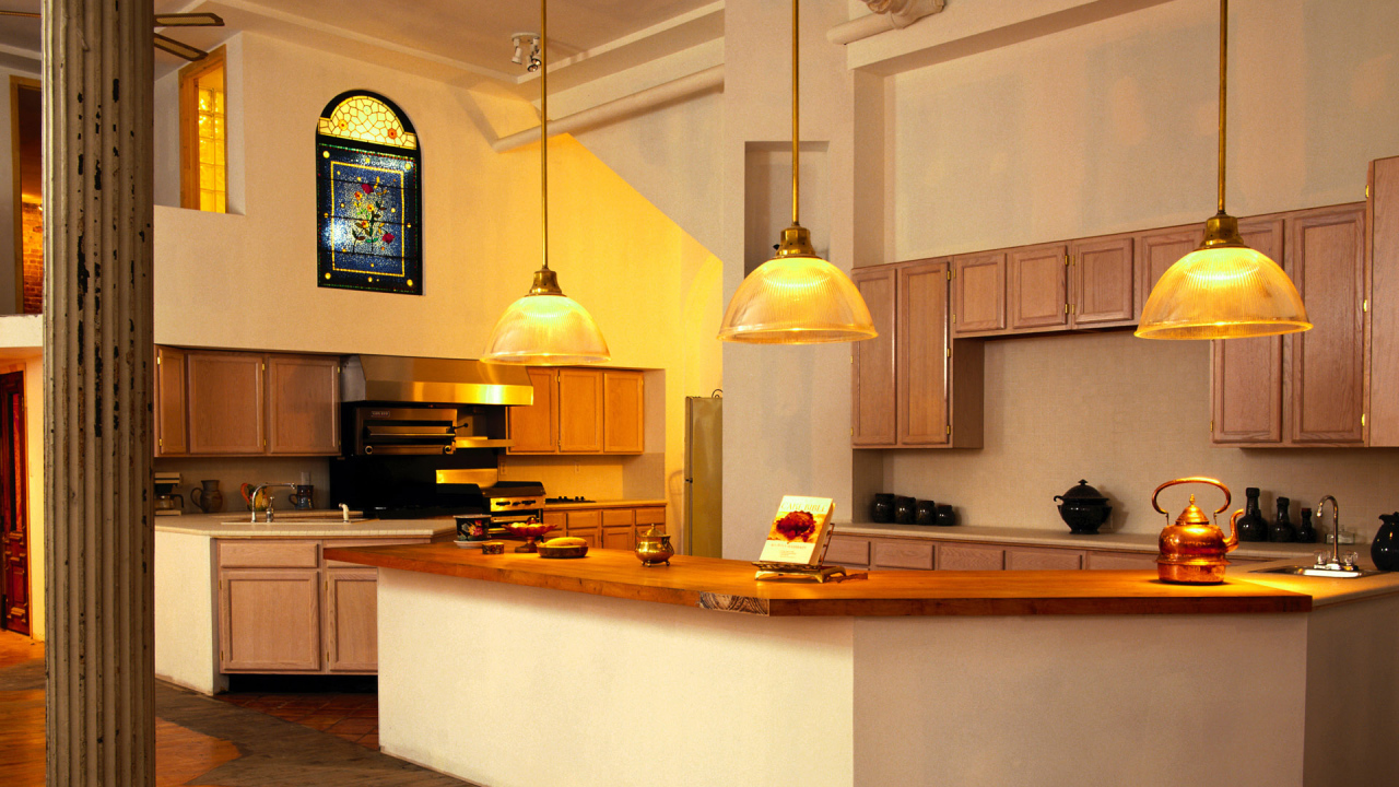 Большая светлая кухня