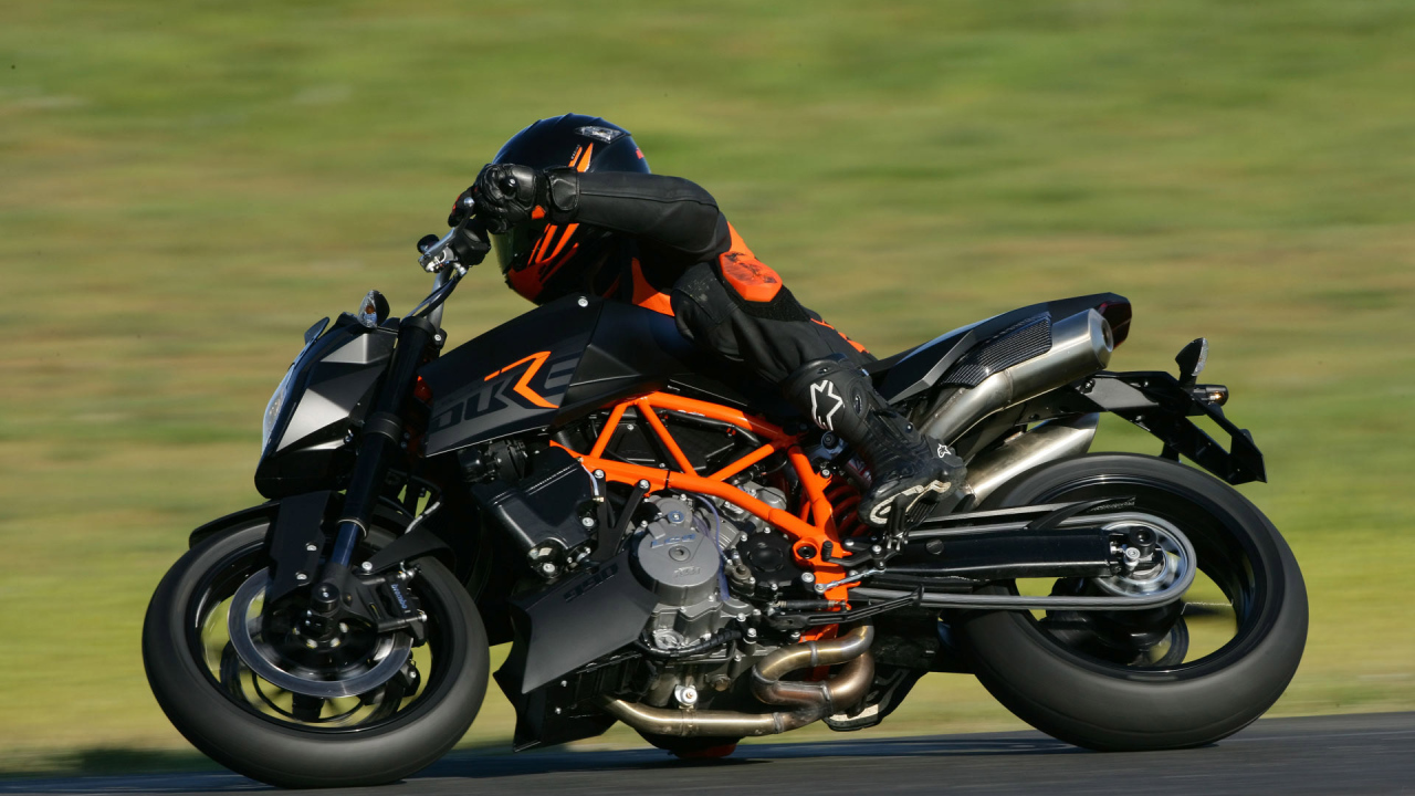 На огромной скорости