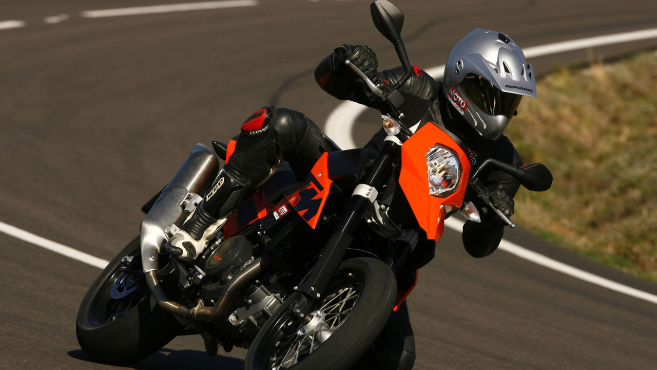 Черный спортивный мопед