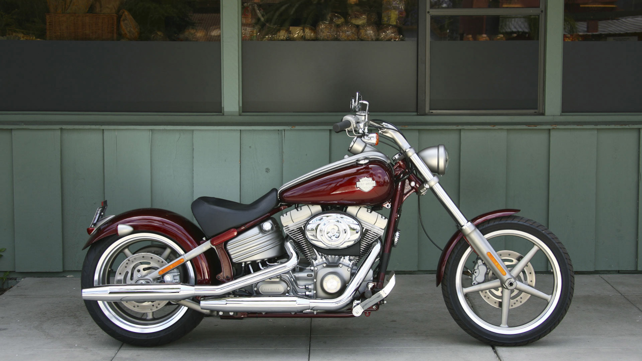 Мотоцикл Harley Davidson вид сбоку