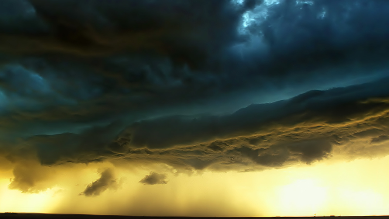 Грозовые тучи на закате